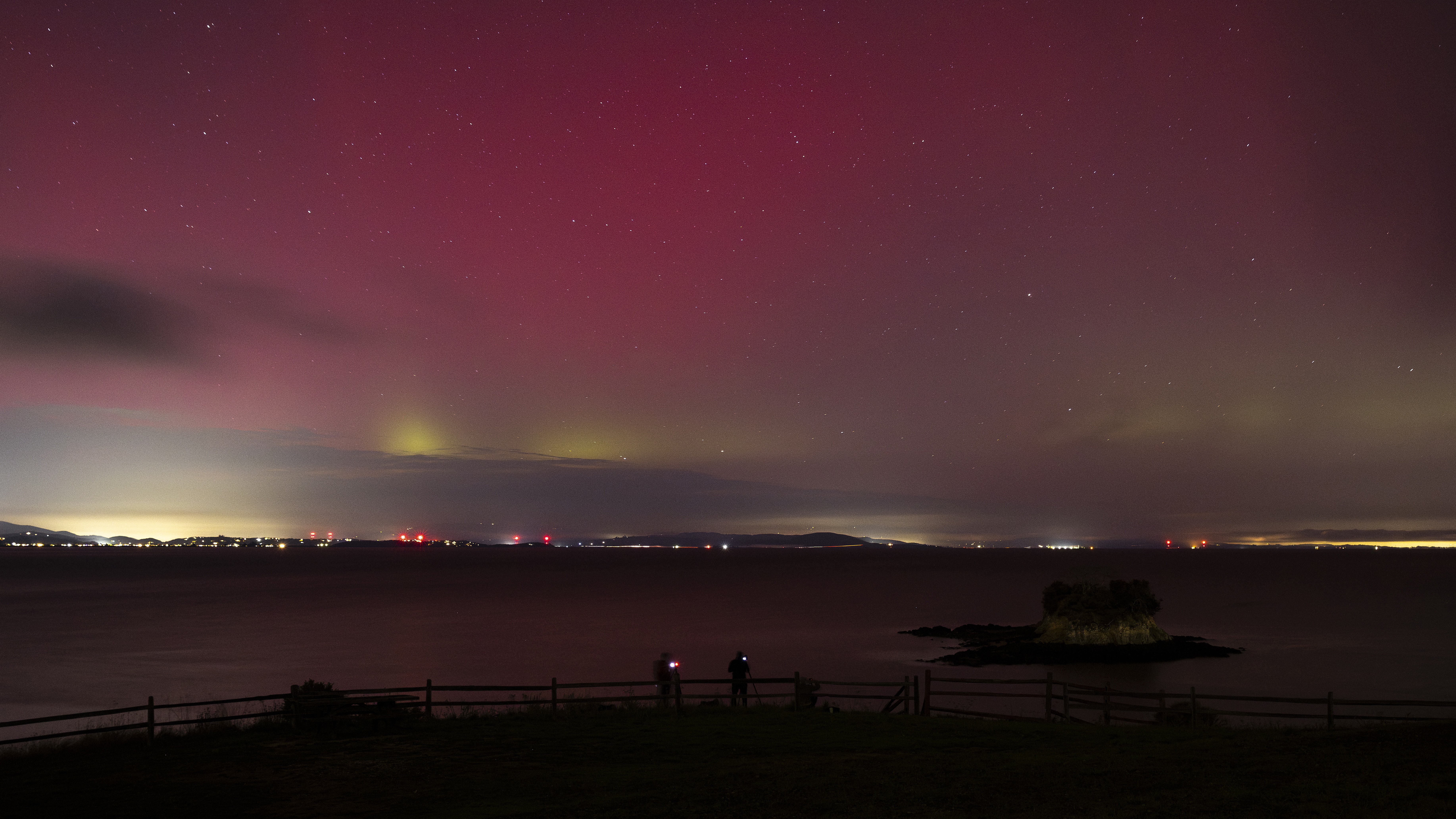 北極光就像充滿了夜空的生動的紅色和綠色的窗簾。