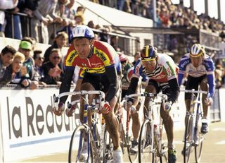 Wampers leads on the Roubaix velodrome 1990