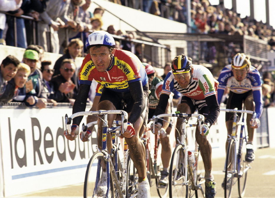 Wampers leads on the Roubaix velodrome 1990