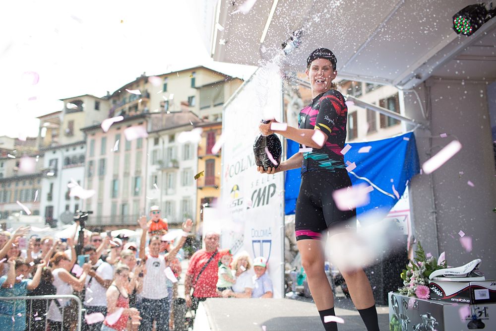 Tiffany Cromwell (CANYON//SRAM Racing) wins the sprint finish to Giro Rosa 2016 - Stage 4
