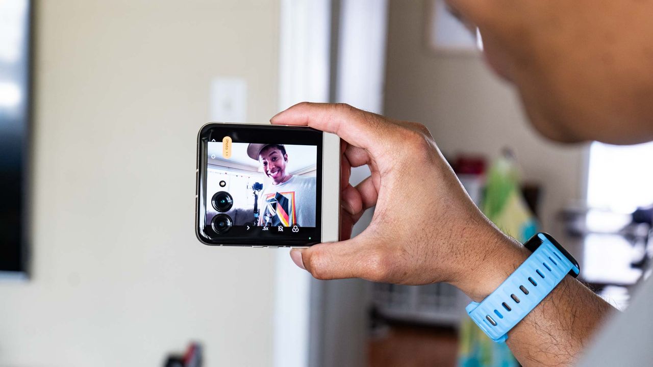 Motorola Razr 2024 review.