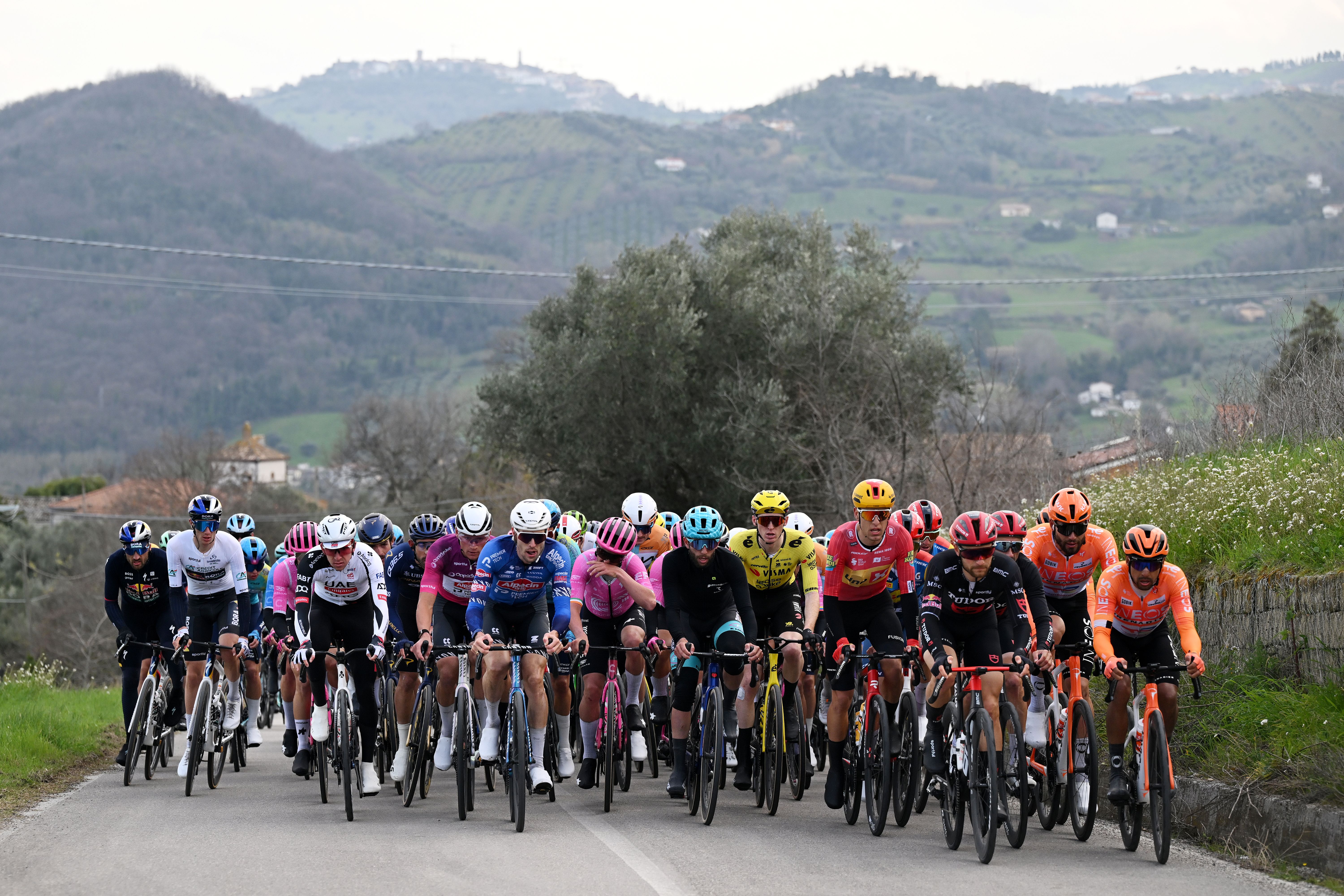 Tirreno-Adriatico stage 4 LIVE - One rider solo ahead of rapidly closing bunch