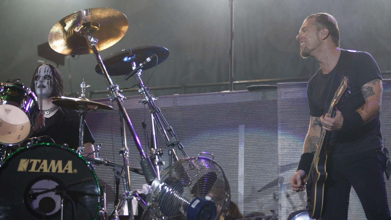James Hetfield and Joey Jordison onstage in 2004