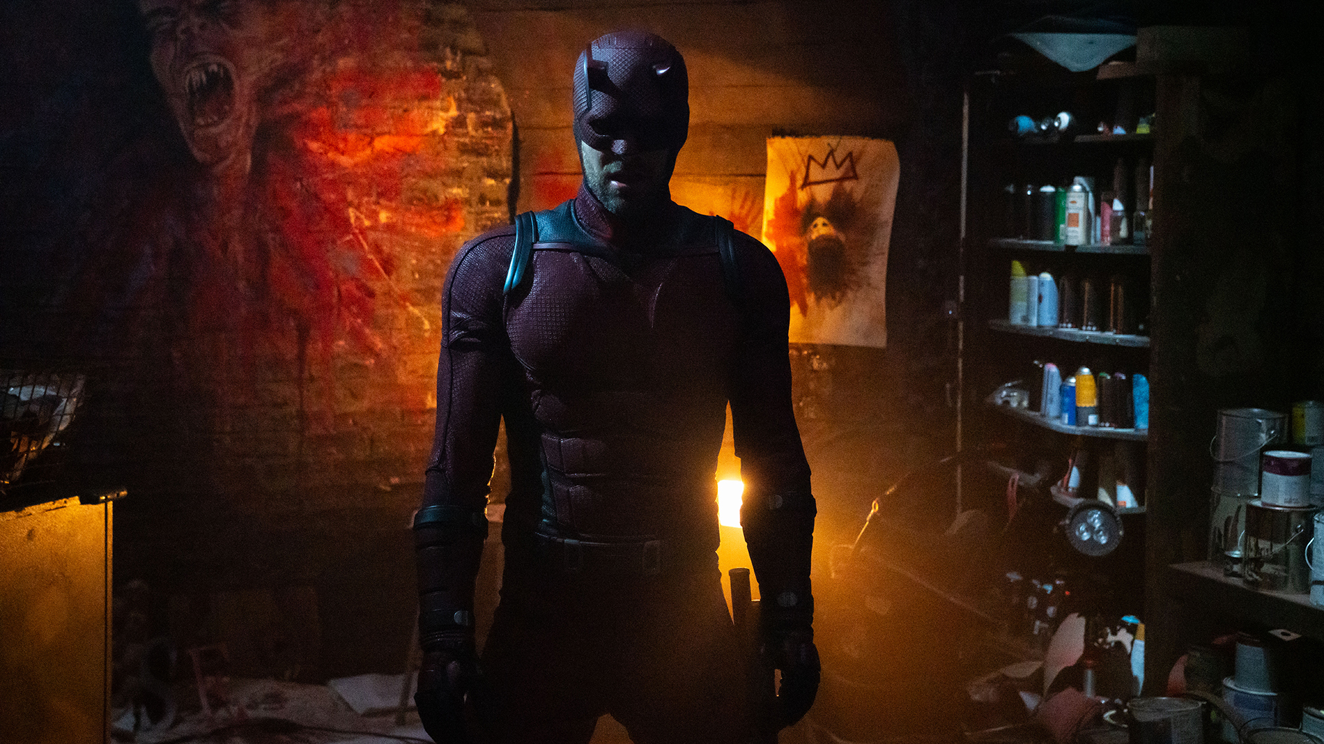 Daredevil se encuentra en una habitación con poca luz en Daredevil: Reborn