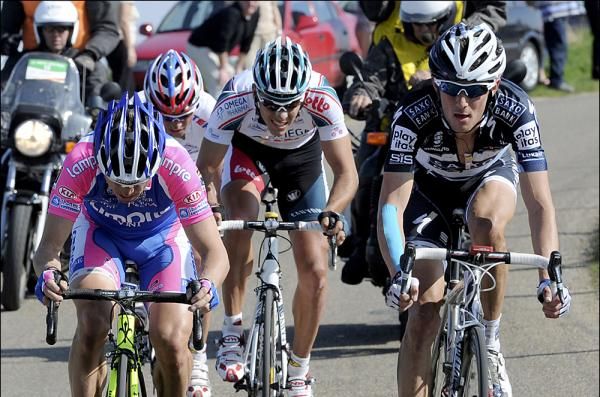 Damiano Cunego (Lampre) pushes the pace in the breakaway.