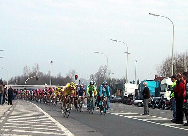 All together at Turhout (km 42) but a Saunier-Duval rider is getting frisky