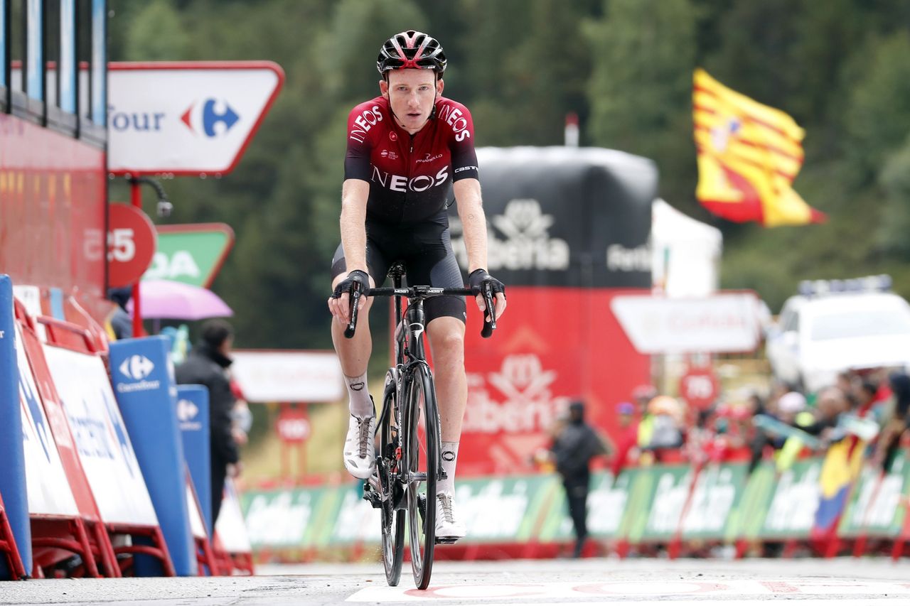 Tao Geoghegan Hart crosses the line on stage 9