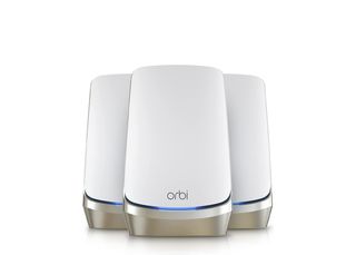 Netgear Orbi WiFi 6e (RBKE963) valkoisella taustalla