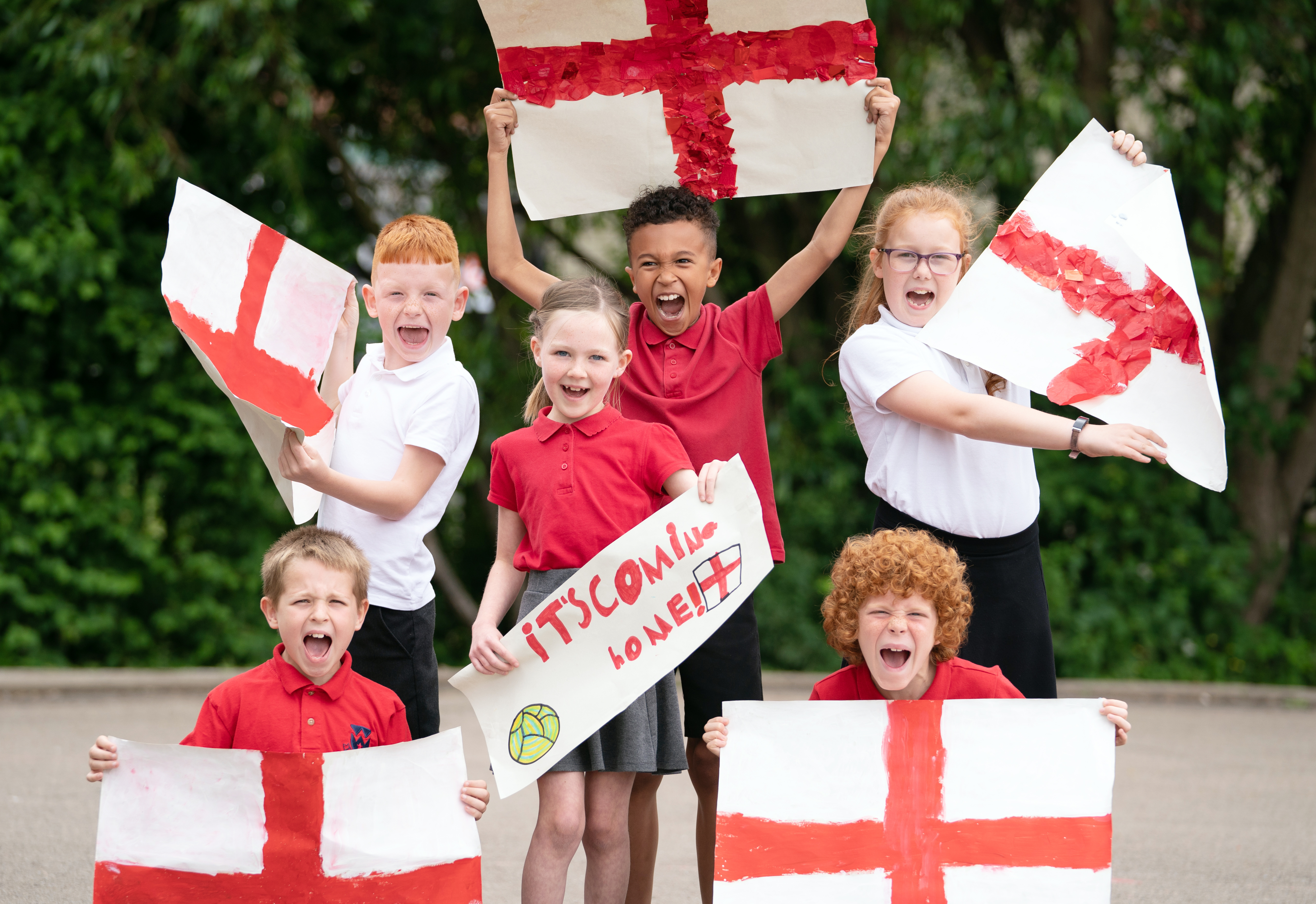Pupils of Whingate Primary School, Leeds, support Phillips who went to the school himself