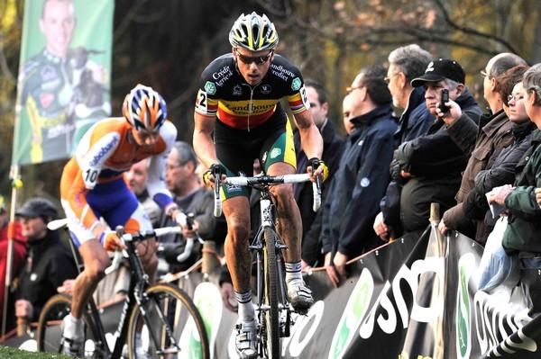 Sven Nys races past a banner of himself.