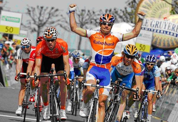 Oscar Freire (Rabobank) takes the sprint ahead of Tyler Farrar (Garmin-Slipstream). Photo &copy;: Edward A Madden/www.dotcycling.com