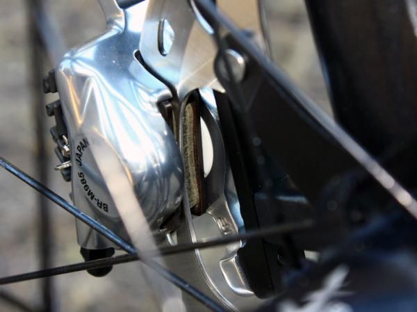 While older Shimano XTR disc brakes used relatively small cupped aluminum pistons and phenolic inserts to help keep the hot pads isolated from the oil, the new brakes use bigger ceramic pistons that can apply force more evenly to the pad.