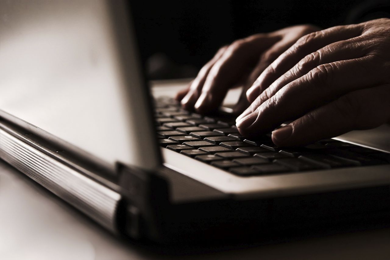 Man typing laptop