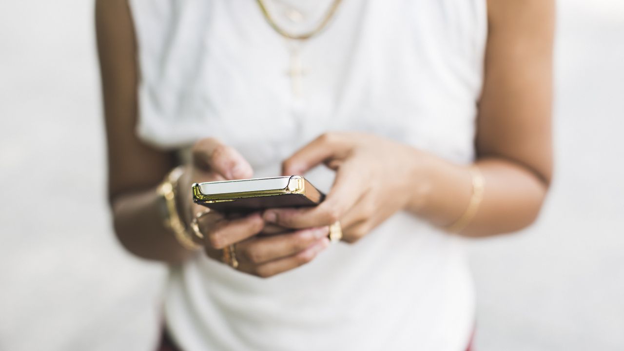 Finger, Sleeve, Elbow, Mobile phone, Jewellery, Communication Device, Portable communications device, Street fashion, Telephony, Necklace, 