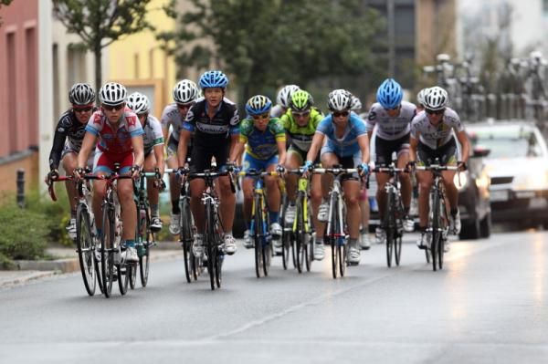 The break races through Schleitz with 12 km to go