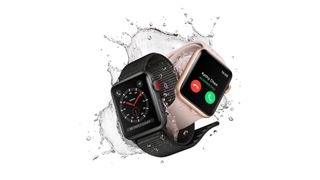 Apple Watch 3 i to fargevarianter i vannsprut mot en hvit bakgrunn.