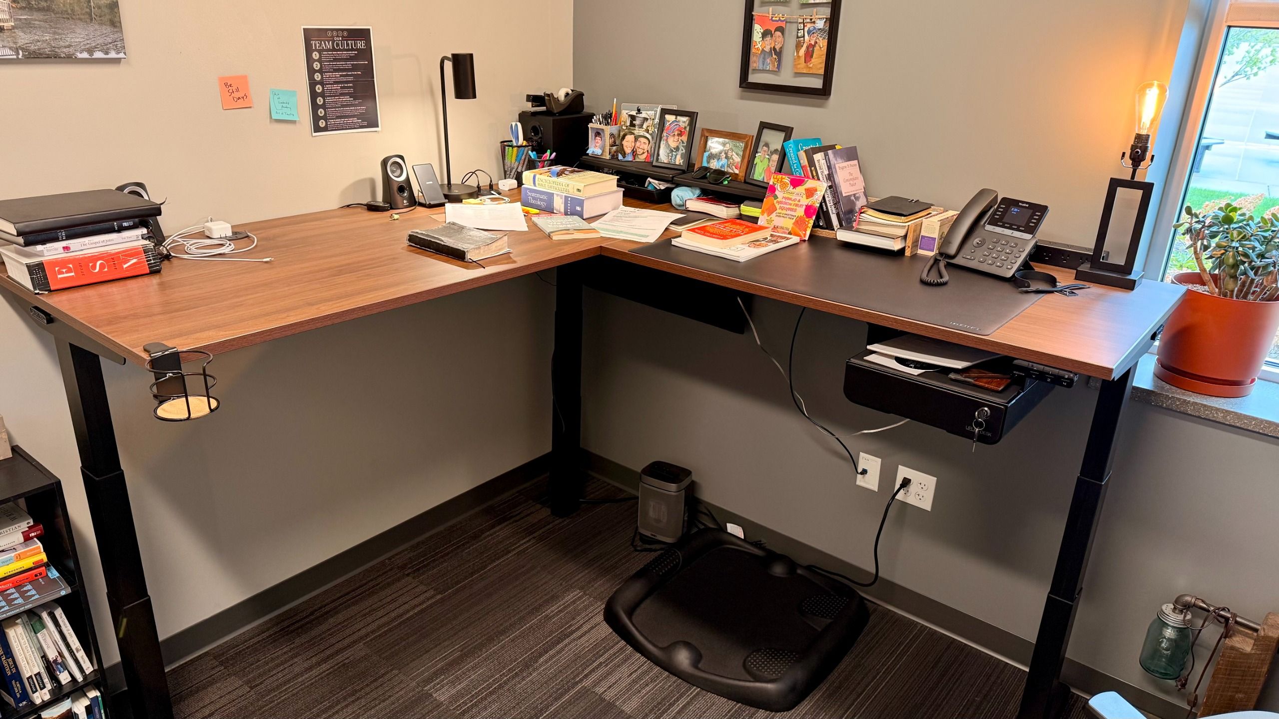 Uplift V3 L-shaped standing desk review