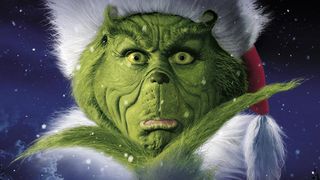Bästa julfilmer: En bild på Grinchen med en tomteluva på huvudet och som kollar in i kameran.