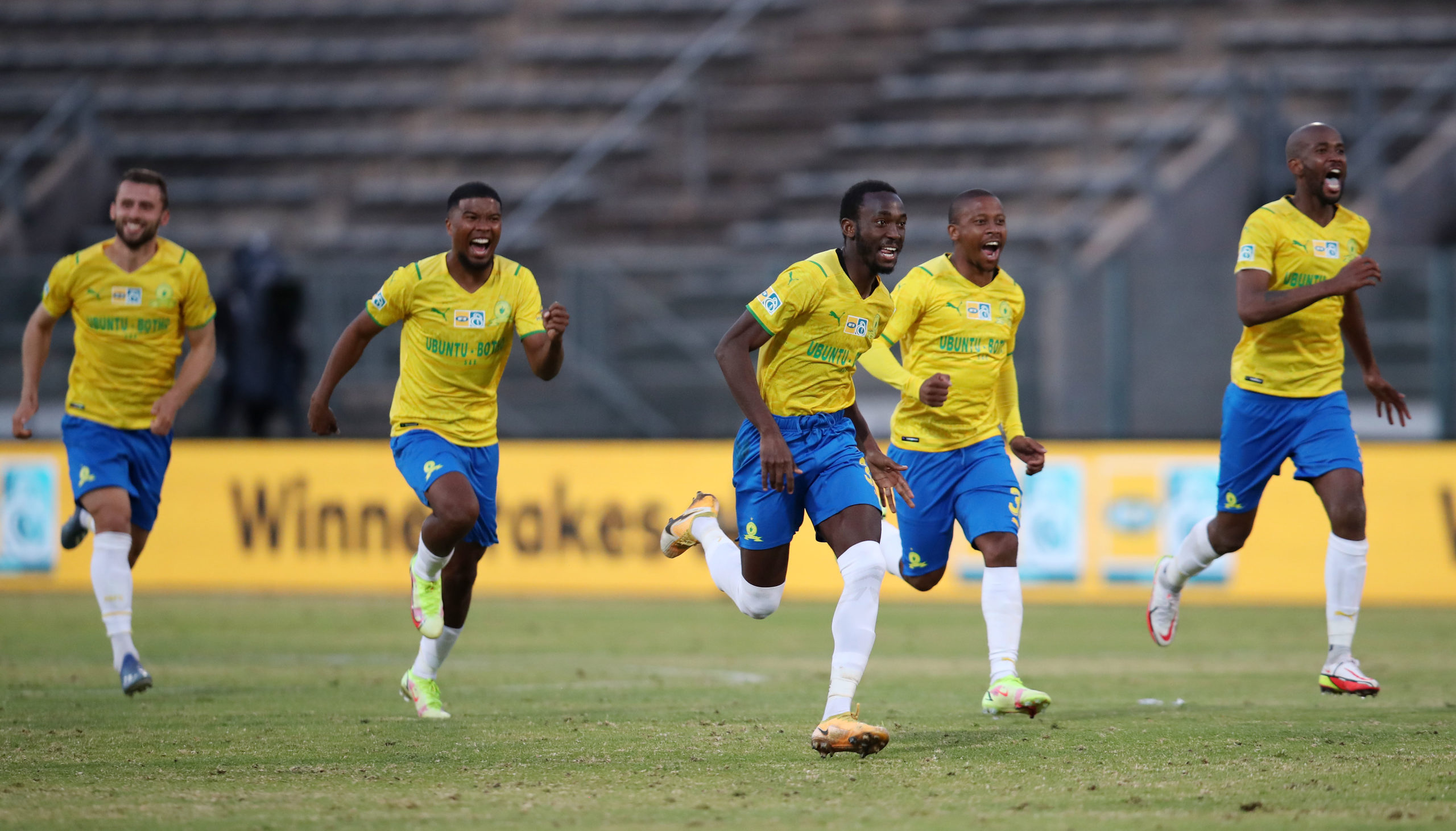 Mamelodi Sundowns players celebrates victory over Kaizer Chiefs