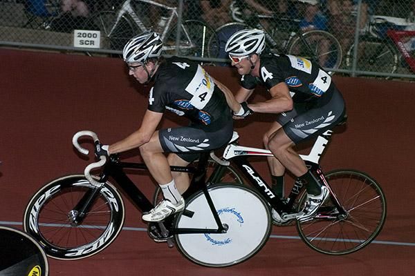 Cam Karwowski and Brad Evans of the 3BO/SASI team combine in the madison.