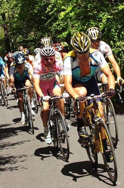 Lance Armstrong (Astana) set tempo in the chasing group on the final climb.