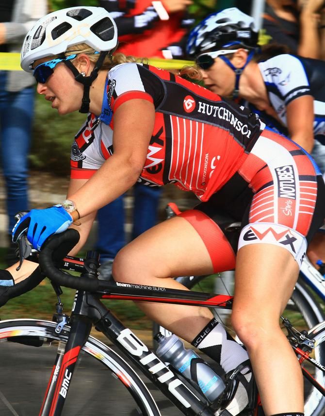 Becca Schepps (CRCA:Stan's NoTubes p/b enduranceWERX) gingerly takes the corner right before a bumpy decent