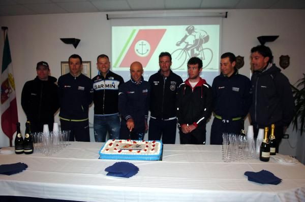 Garzelli gets to cut the cake