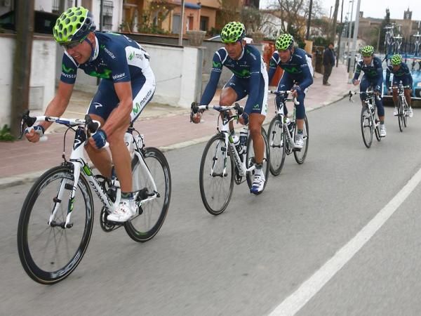 Alejandro Valverde's Movistar teammates try to bring their team leader back to the front group.