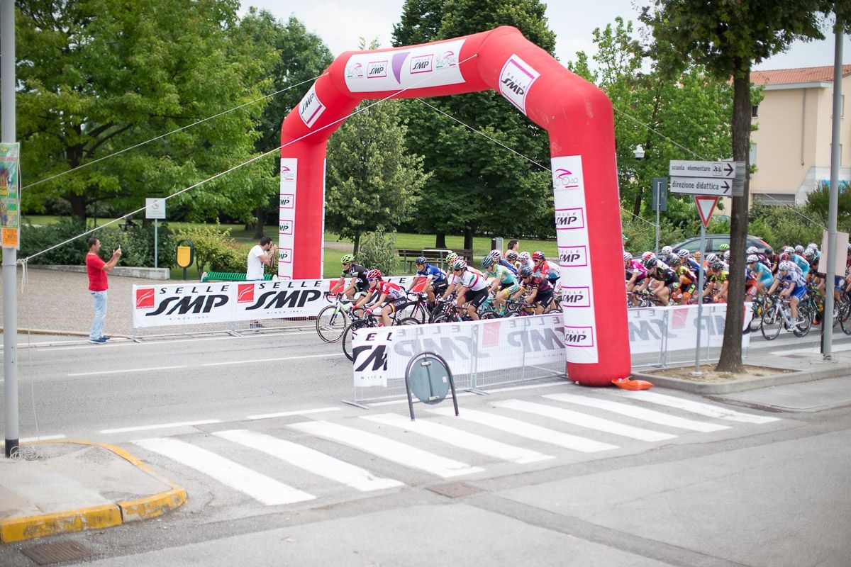 The peloton crosses the intermediate sprint point during the Giro Rosa 2016 - Stage 1.