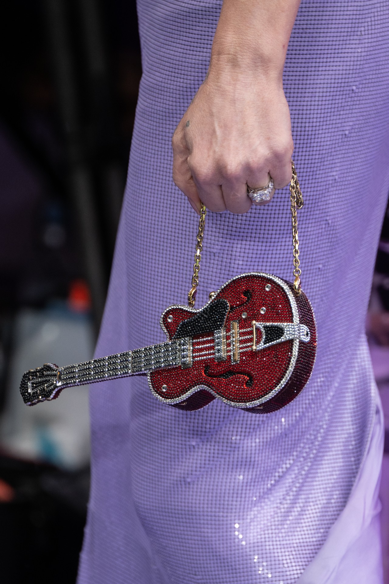 Lindsay Lohan'ın Kırmızı Gitar Çantası'nı yakından Freakier Cuma günü İngiltere galasında taşıdı.