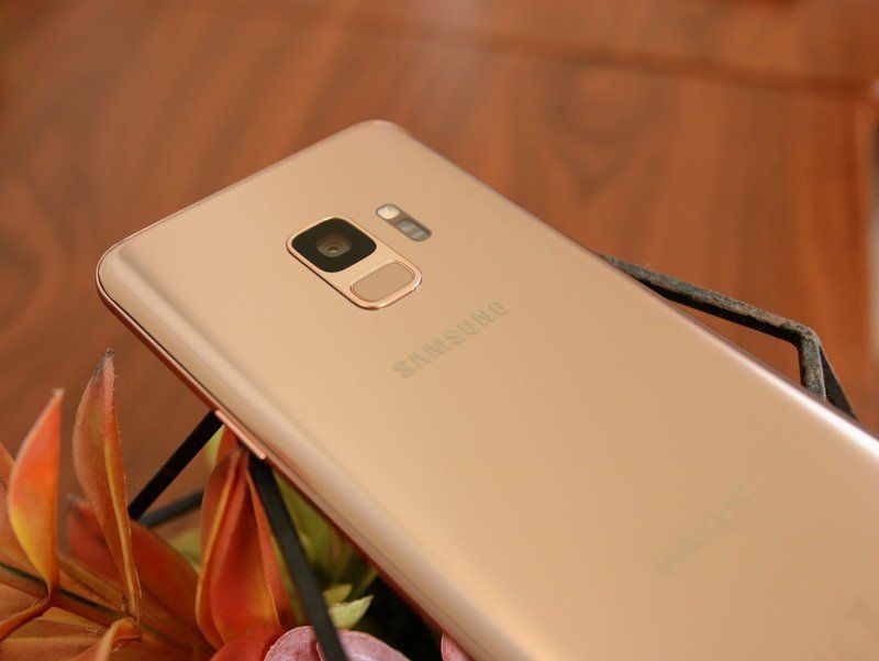 Galaxy S9 in Sunrise Gold