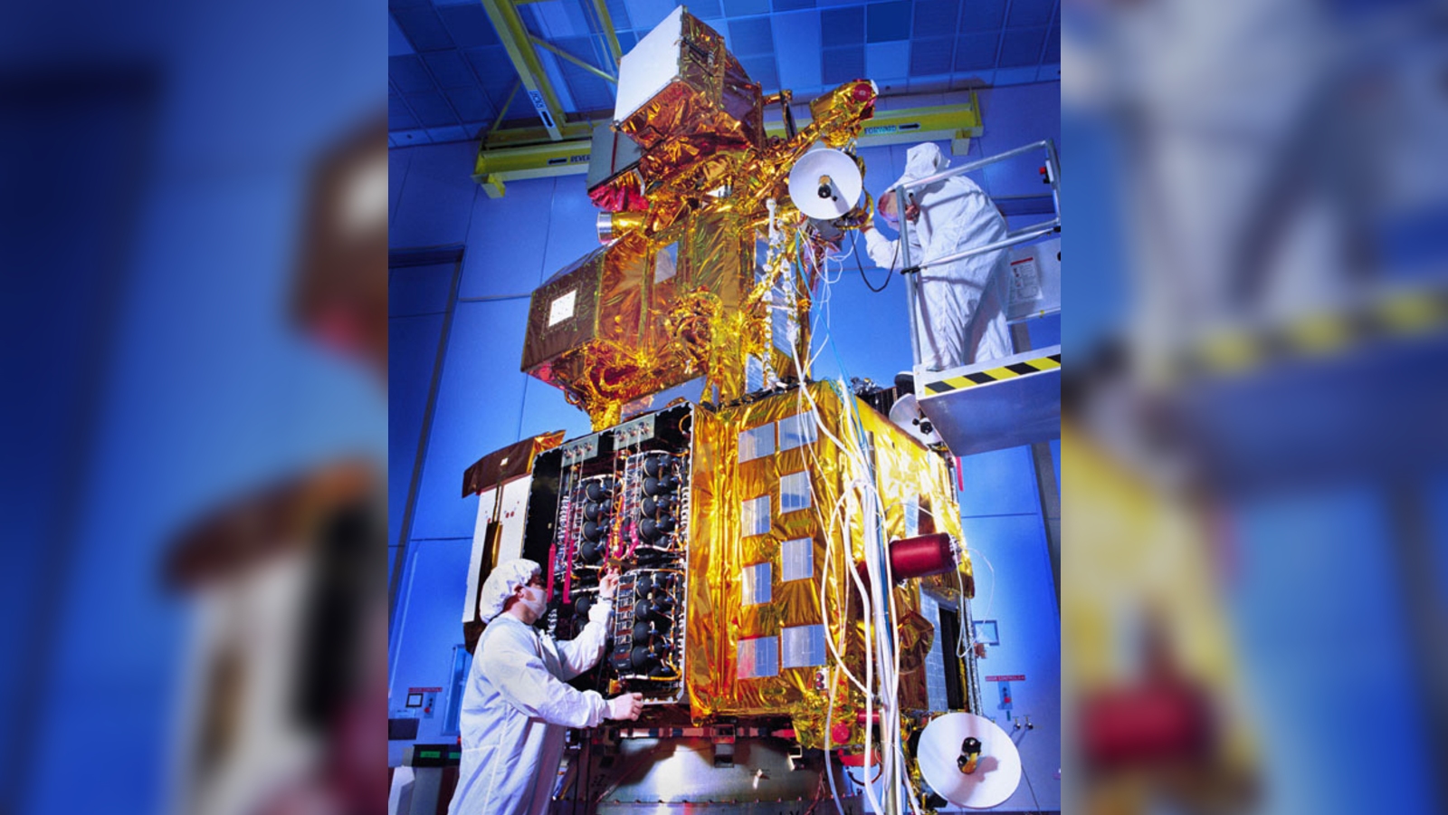Foto prelaunch yang menunjukkan para ilmuwan bekerja di Landsat 7