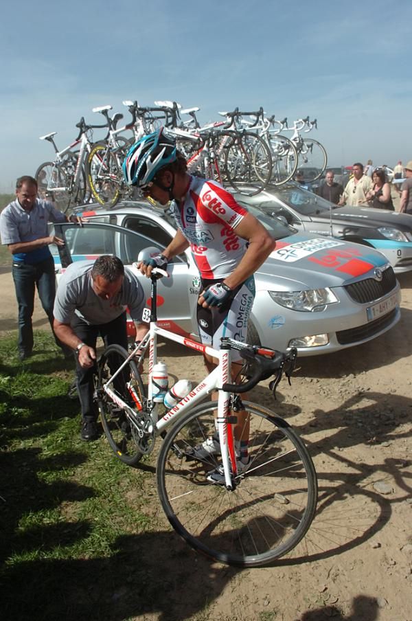 Adam Hansen (Omega Pharma-Lotto) gets a wheel change.
