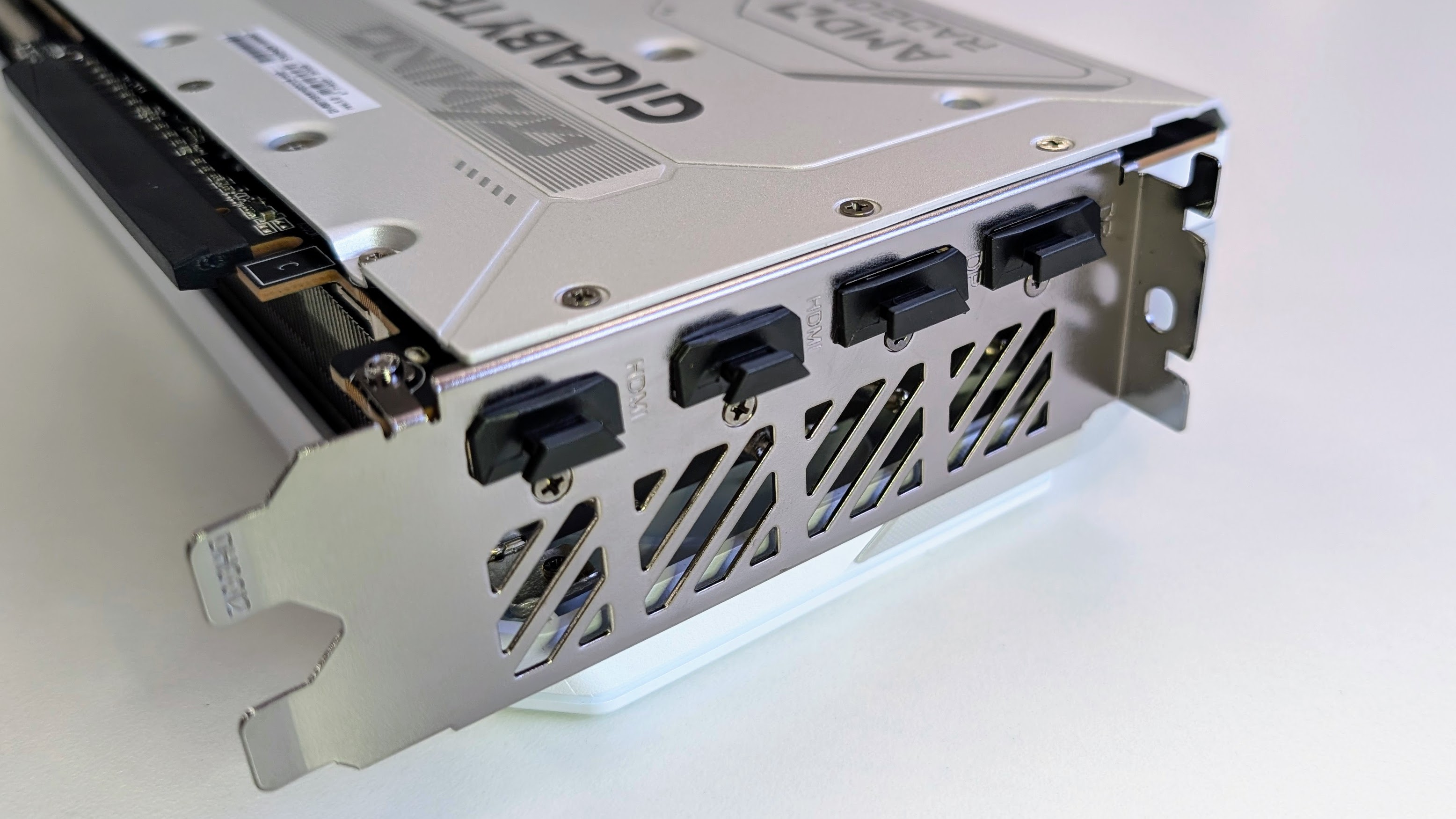 Gigabyte Radeon RX 9070 XT Gaming OC Ice 16GB close up video outputs