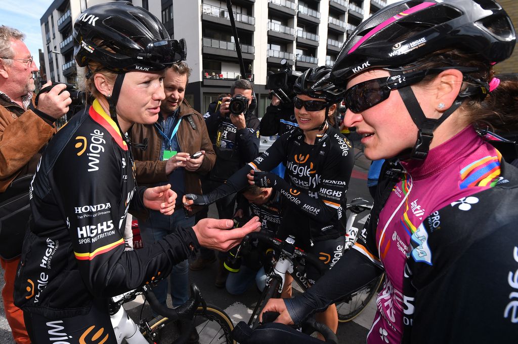 Jolien D'hoore (Wiggle High5) and Women's WorldTour leader Elisa Longo Borghini debrief