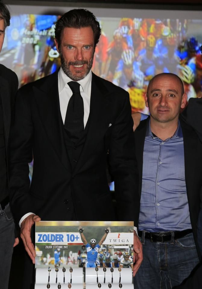 Cipollini shows off the special bracelets with Paolo Bettini