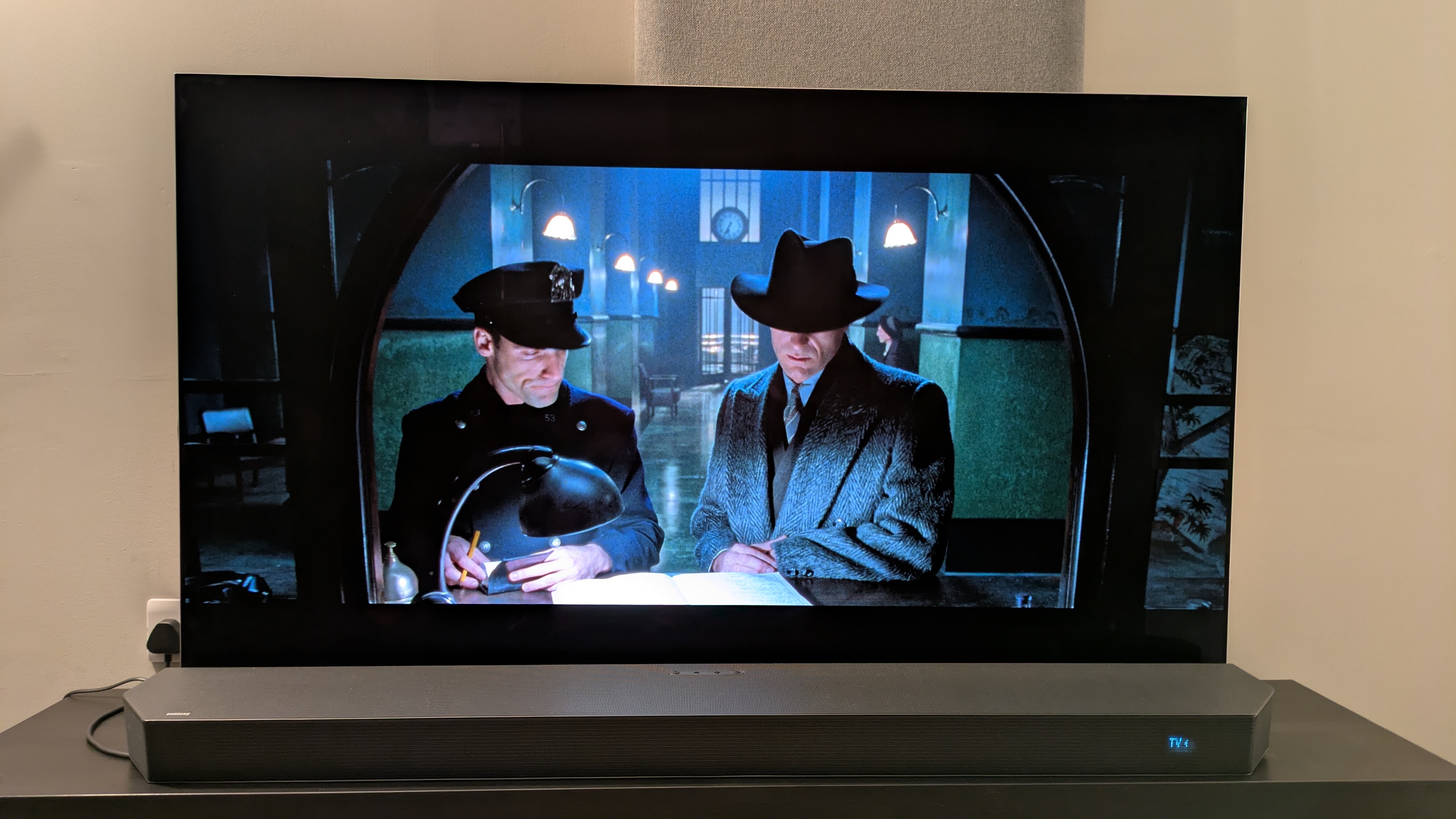Dark City 4K Blu-ray detective and police officer on LG G5