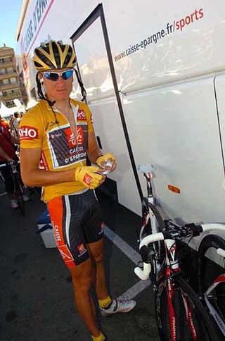 Vladimir Efimkin (Caisse d'Epargne) gets his bike ready for another ride in oro.