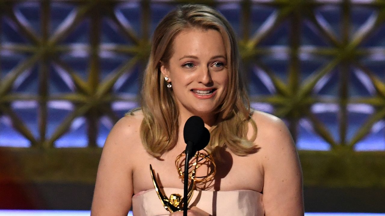 Elizabeth Moss accepts Emmy for The Handmaid&amp;#039;s Tale