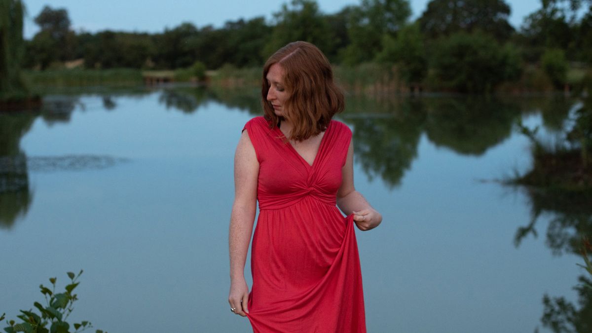 With one shoulder dropped, the subject&rsquo;s hips naturally tilt in the opposite direction