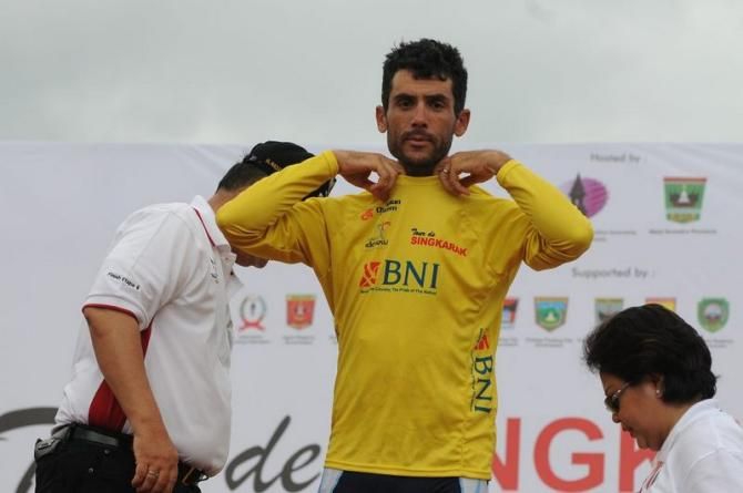 Ghader Mizbani (Tabriz Petrochemical Cycling Team) in yellow