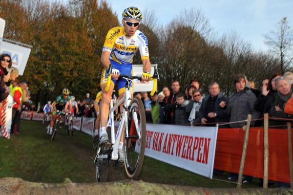 Rob Peeters (Telenet Fidea) was having a great race until he came to grief on the logs later in the race with Radomir Simunek