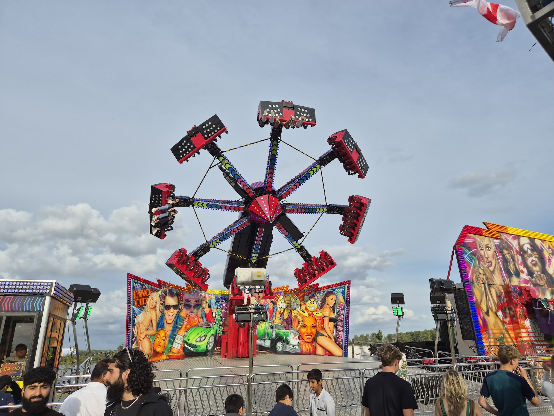 Camera Sample of a funfair captured on the Galaxy Z Flip 7 FE 