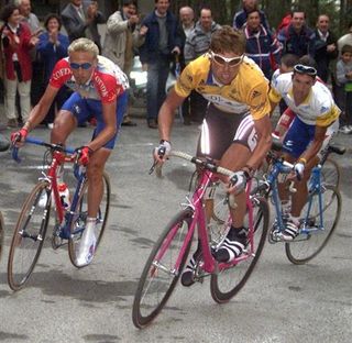Eventual 1999 Vuelta champion Jan Ullrich (Telekom) leads Frank Vandenbroucke (Cofidis) and Jos