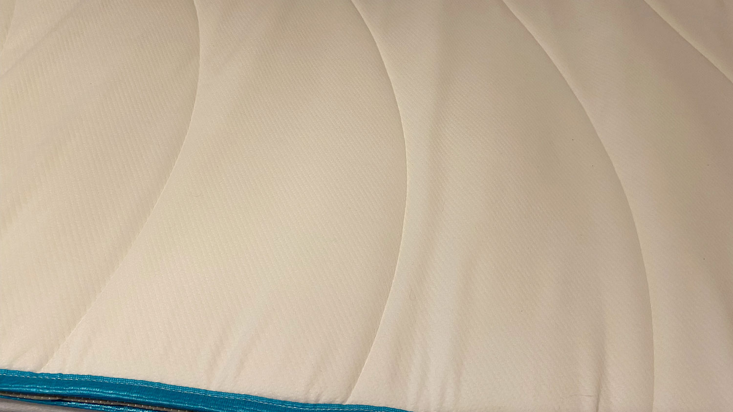 Close-up shot of the Linenspa Memory Foam Hybrid mattress