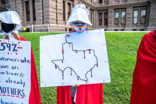 Woman protesting against new Texas abortion law dressed as the Handmaid's Tale