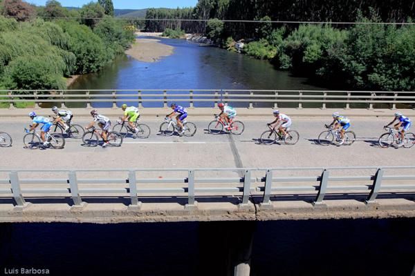 The Vuelta Chile peloton crosses a bridge during stage 6.
