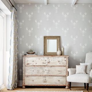 room with grey wall with lobster print