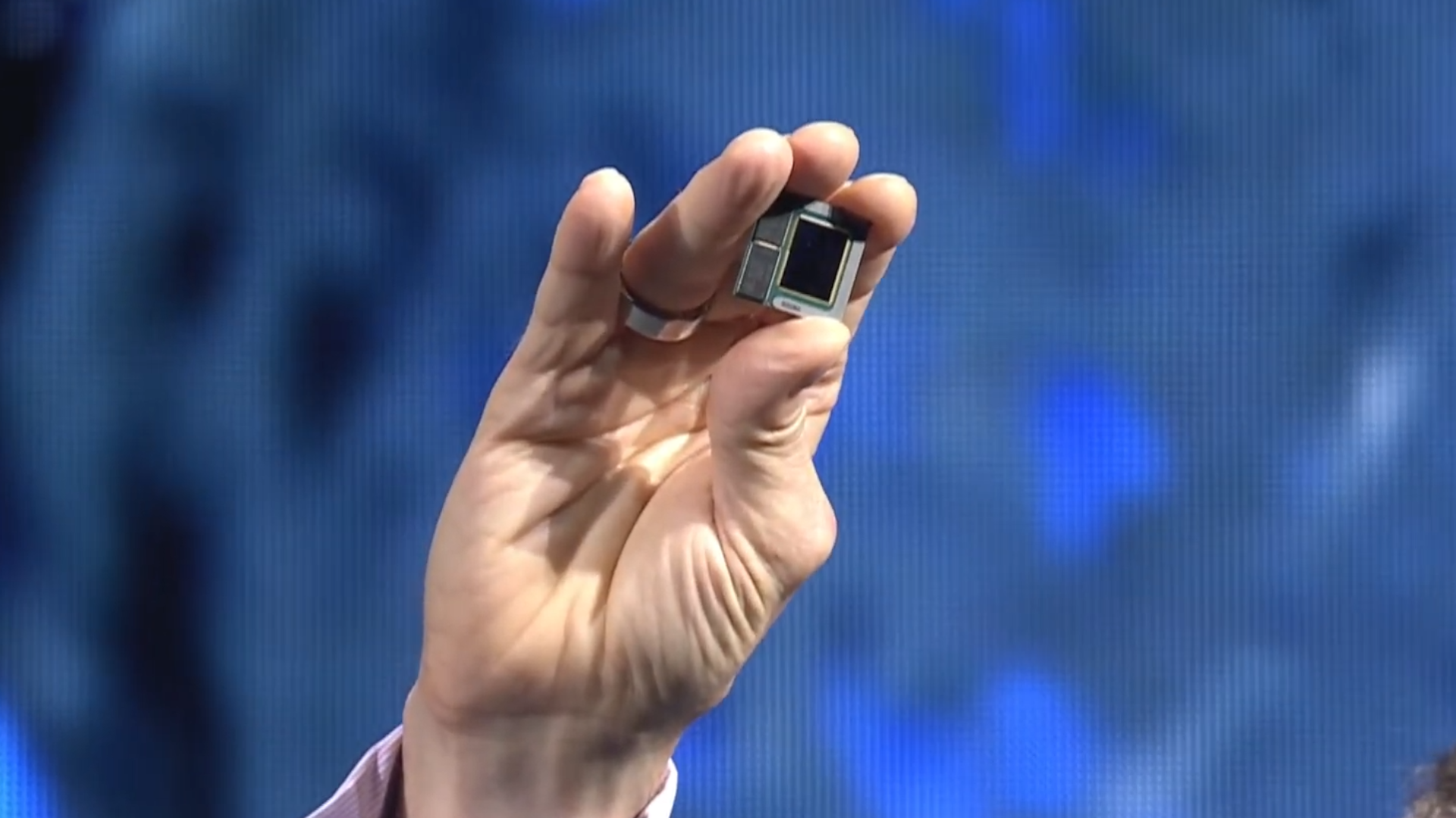 Генеральный директор Intel о Дженсене Хуанге из Nvidia: «Закон Мура жив и здоров», и вот чип искусственного интеллекта, подтверждающий это