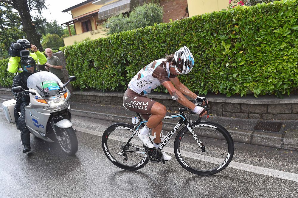 Carlos Betancur gets some service.